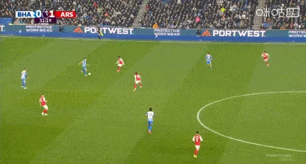 九游体育下载-苏比门迪拼抢中痛苦倒地，队医上场治疗