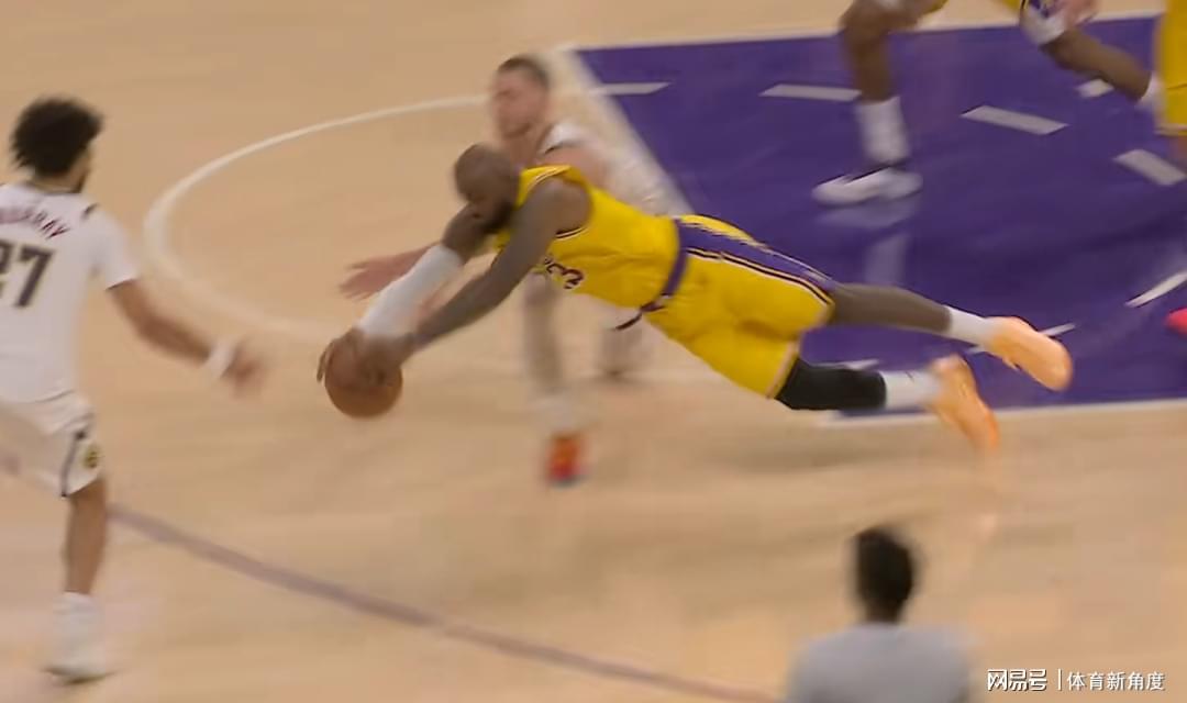 九游体育下载-卧槽！鱼跃救球+罚球扳平+加时绝杀，三巨头“完美一战”不真实！