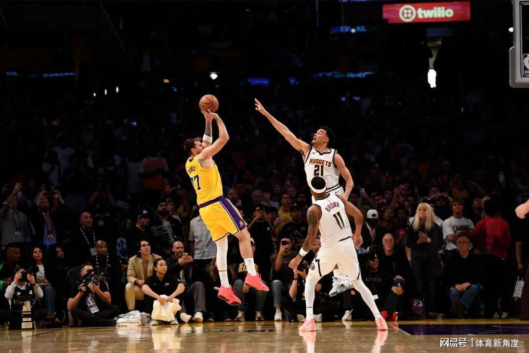 九游体育下载-卧槽！鱼跃救球+罚球扳平+加时绝杀，三巨头“完美一战”不真实！