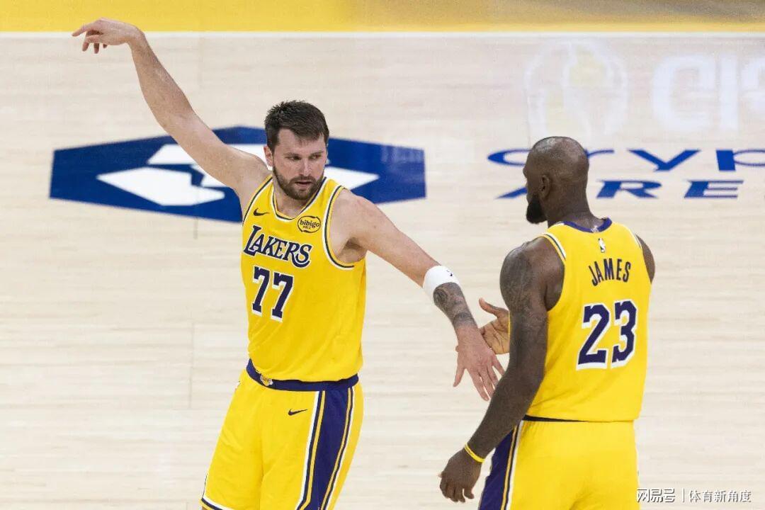 九游体育下载-卧槽！鱼跃救球+罚球扳平+加时绝杀，三巨头“完美一战”不真实！