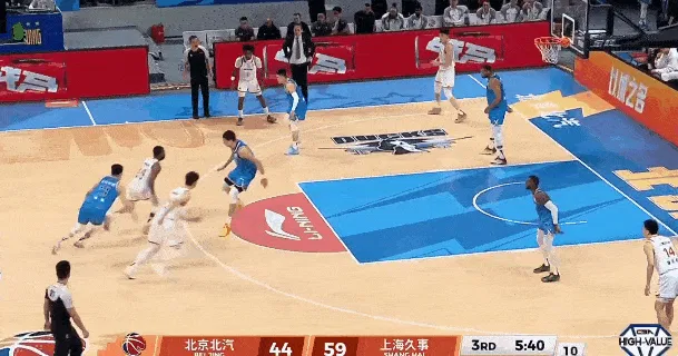 九游体育下载-王哲林下顺接球左手上篮打成2+1，目前10中6拿到13分13篮板