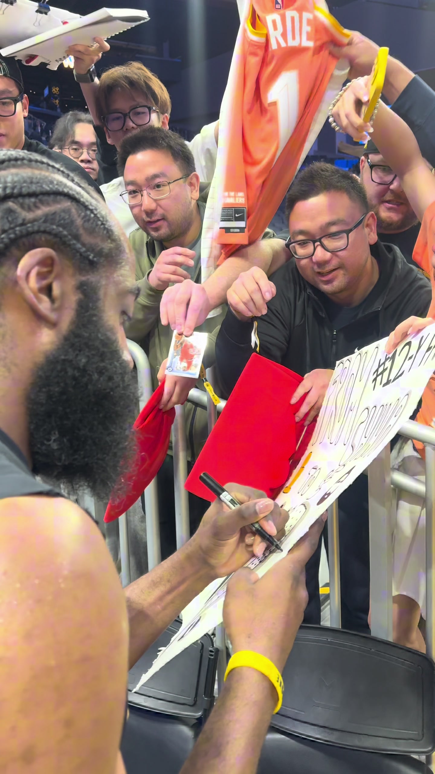 九游体育官网-昨日赛后为中国球迷签名！哈登秀中文：中国球迷们 我爱你